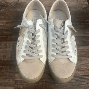 ShuShop Women's White and Tan Slippers
